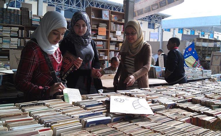 “العين بصيرة والإيد قصيرة”.. شعار زوار معرض القاهرة الدولي للكتاب