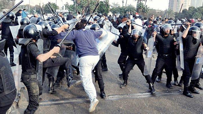 بالصور والفيديو.. مشاهد من “جمعة الغضب” لن تغيب عن أذهان المصريين