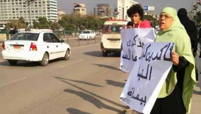 بالصور.. وقفة على كوبري قصر النيل لإحياء ذكرى جمعة الغضب