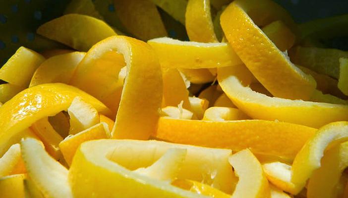 يخفض الكوليسترول.. 6 فوائد لتناول قشر الليمون