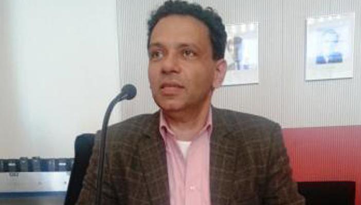 بعد منعه من دخول مصر.. احتجاز عاطف بطرس في مطار القاهرة