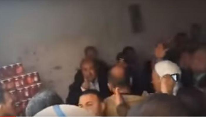 بالفيديو.. البحيرة.. أهالي المحمودية يتجمهرون حول وزير التموين