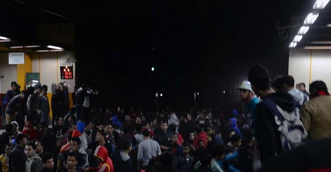 متظاهرون يقتحمون مترو السادات ويوقفون حركته