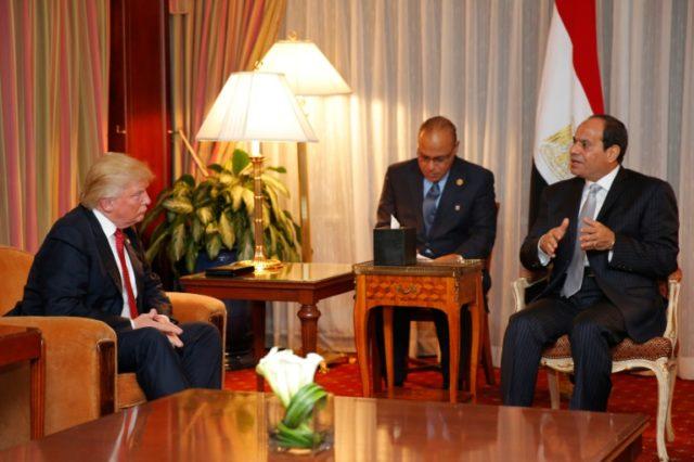 الجارديان لترامب: لماذا استثنيتَ مصر والسعودية من قرار الحظر؟