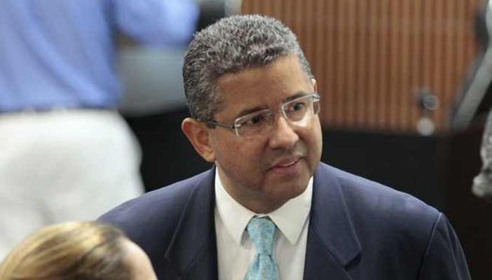 وفاة “فلوريس” الرئيس السلفادوري السابق قبل محاكمته بتهم تتعلق بالفساد