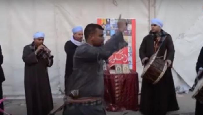 بالفيديو.. رجل يقوم بـ”وصلة” رقص بلدي في معرض الكتاب