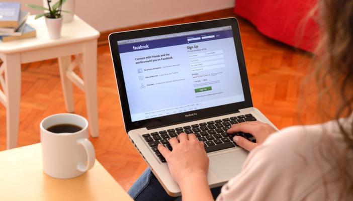 أسوأ عشرة أشياء يفعلها الآباء على مواقع التواصل الhجتماعي