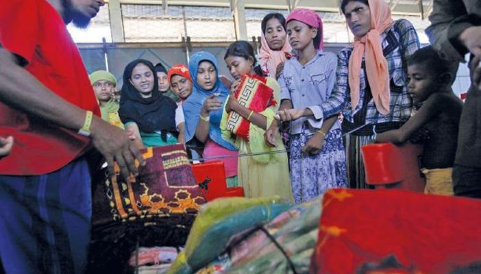 “التقوى في الشارع”.. حملة لتوزيع الحجاب على النساء في شوارع جاكرتا
