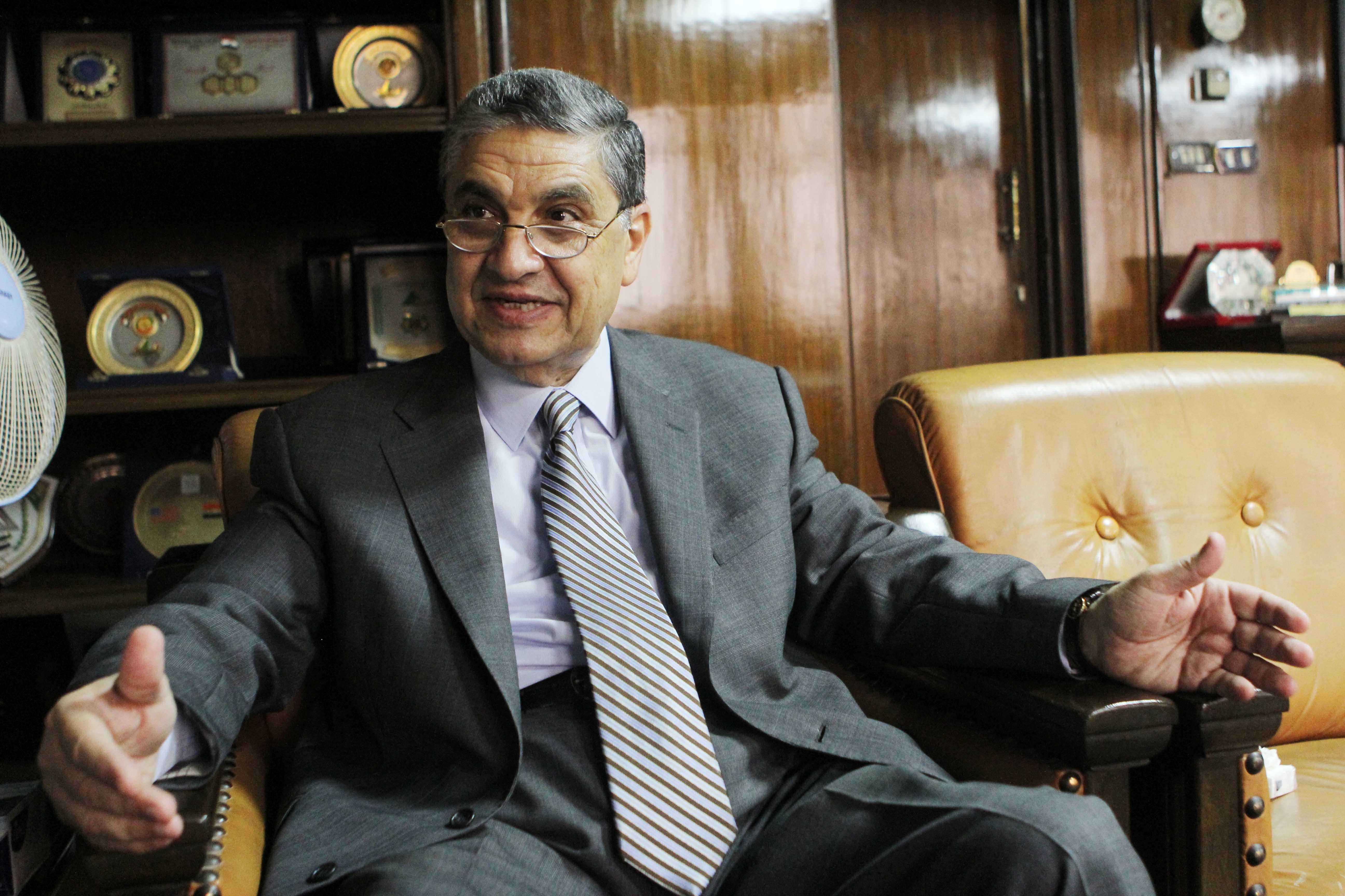 شاكر: خطة لرفع الدعم عن الكهرباء ومغردون: هنحوش شمع من دلوقتي