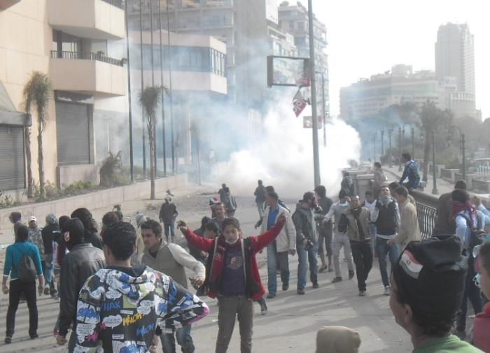 اشتباكات بين الأمن والمتظاهرين بـ “كورنيش النيل”