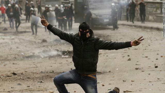 مصفحات الأمن تنجح في إبعاد “البلاك بلوك” من أمام البوابات القصر الرئاسي