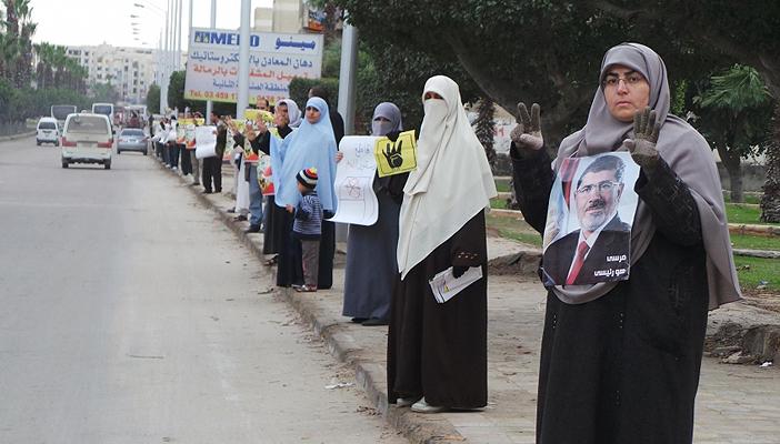 سلسلة بشرية بالنوبارية تندد بتعذيب معتقلي البحيرة