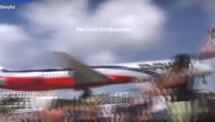 بالفيديو.. طائرة تحلق فوق رءوس السياح بأمتار على شاطئ في الكاريبي