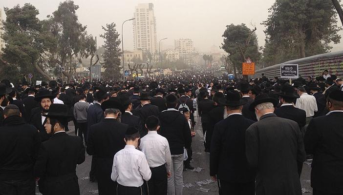 متشددون صهاينة يحتجون على تجنيدهم إجباريًا