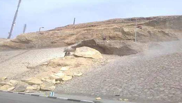 صخرة آيلة للسقوط تدفع مرور القاهرة إلى إغلاق مطلع المقطم