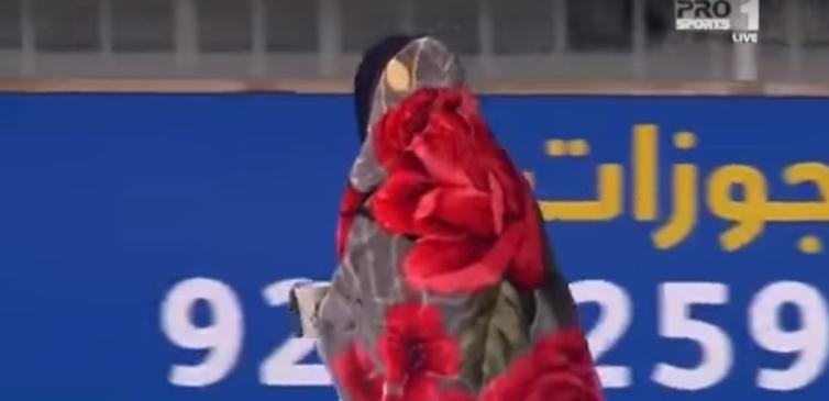 بالفيديو.. لاعب سعودي يرتدي بطانية على أرض الملعب