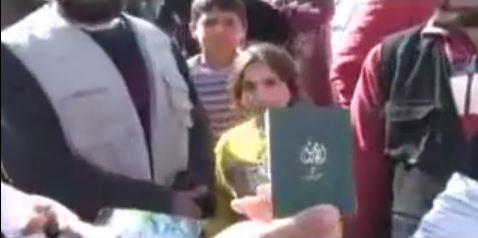 بالفيديو| الكنيسة المصرية تقدم كتبا تبشيرية للسوريين