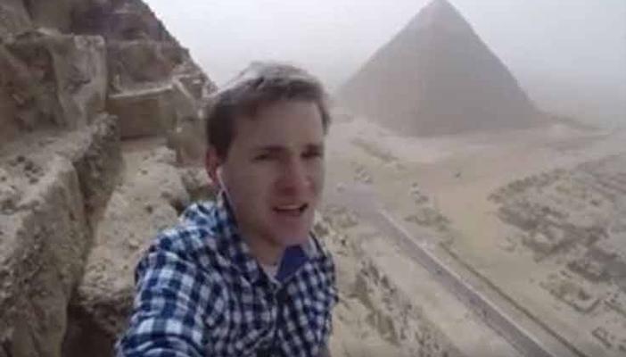 بالفيديو.. الحكومة تقرر منع سائح ألماني من دخول مصر بعد تسلقه “الهرم”