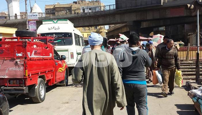 بالصور.. شوارع المنيا تختنق بسبب إغلاق الكوبري العالي بالمحافظة