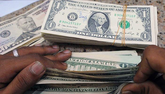 السوق السوداء تُشعل الدولار.. والذهب يتراجع