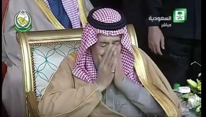 بالفيديو.. الملك سلمان يبكي بعد سماعه قصيدة تهدد إيران وتهجو خامنئي