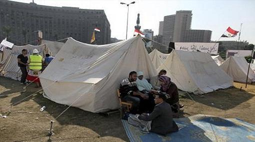 حلقات نقاشية بالتحرير والمنصة تذيع القرآن والأغاني الوطنية