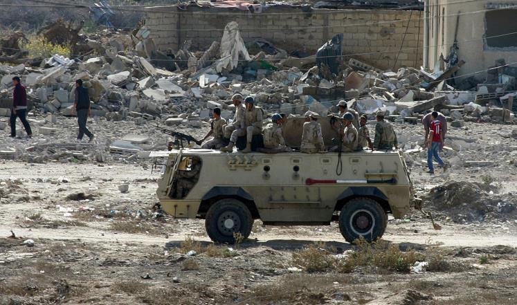 الجيش يواصل إزالة المزارع والمنازل بمحيط كمائن رفح