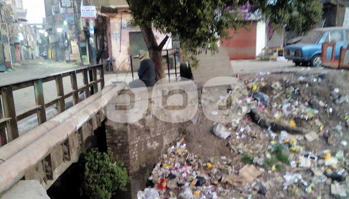 القمامة تهدد ترعة أرمنت بالاقصر.. والمسؤولون يتجاهلون