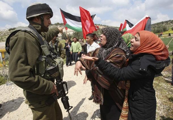 منظمة حقوقية تطالب بالضغط على الصهاينة لإعادة جثامين الشهداء