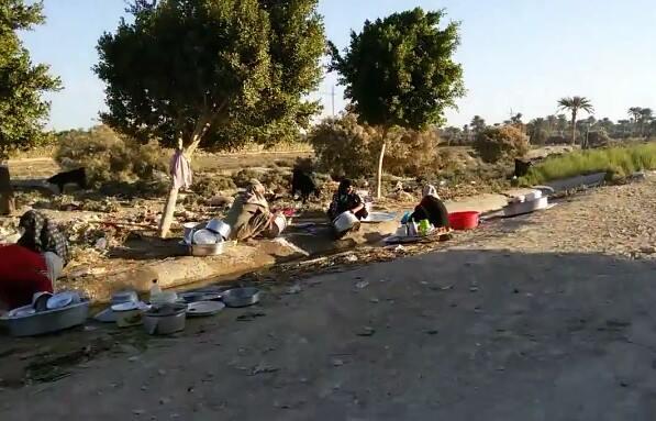 بالصور.. اختلاط مياه الشرب بمياه الصرف وسط غياب تام للمسؤولين بالفيوم