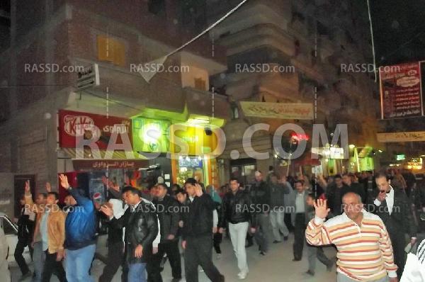 تفاعل أصحاب المحلات مع مسيرة ليلية بالإسكندرية