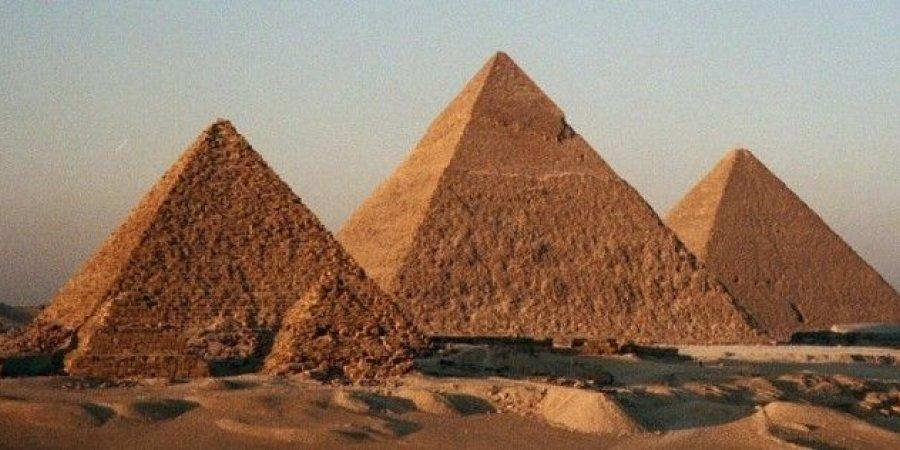 بالفيديو..بعد الكشف عن سرقة الهرم.. الآثار تتقدم ببلاغ ضد أحد الصحفيين