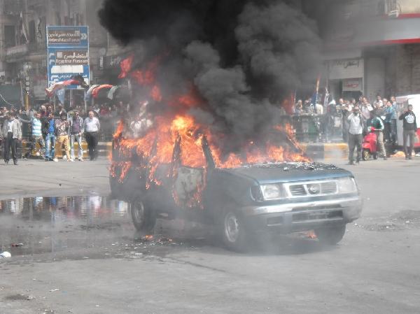 النيران تشتعل بسيارة لواء شرطة في أكتوبر