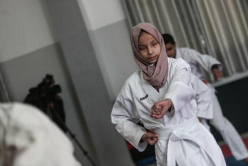 بالصور: أول كفيفة بغزة تلعب الكاراتيه وتتطلع إلى “الحزام الأسود”