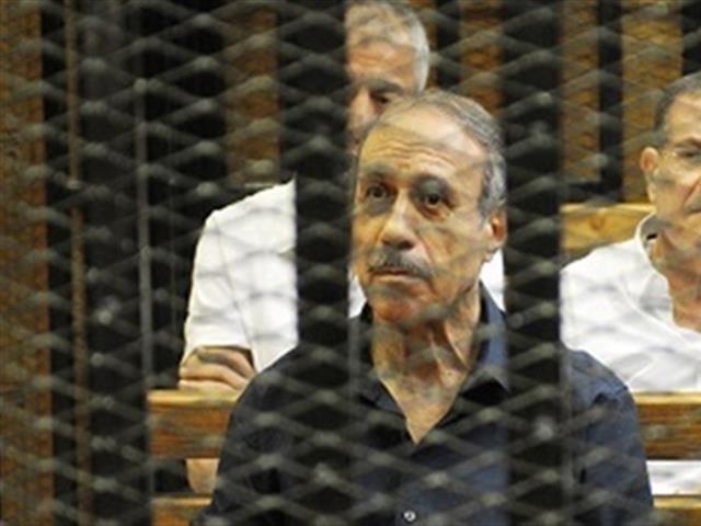 “العادلي” يواجه أزمة في قضية “فساد الداخلية” بعد انسحاب 3 من دفاعه