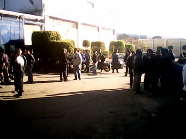 عمال قناة السويس يقطعون الطريق بعد إضرابهم ببورسعيد