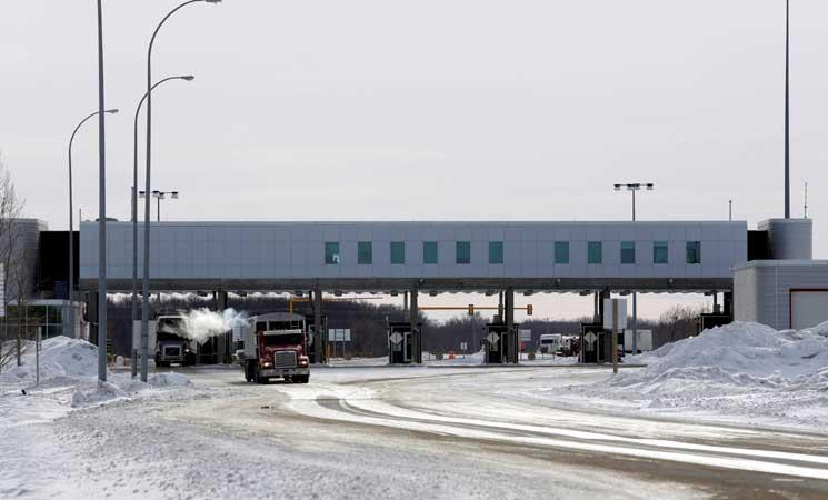 بعد قرار حظر اللاجئين.. مهاجرون يفرون من أمريكا لكندا سيرا على الأقدام