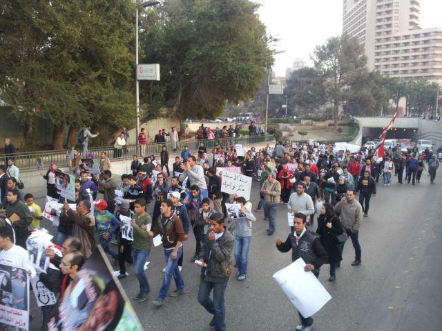 وقفة صامته لأصدقاء”الجندي”على كوبري قصر النيل