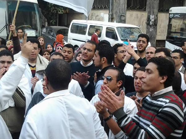 أطباء التكليف يحتجون أمام”الصحة”اعتراضا على توزيعهم في محافظات نائية