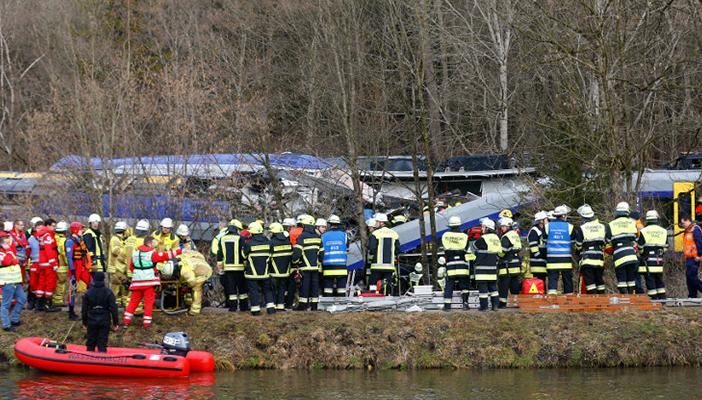 مقتل 10 أشخاص وإصابة 80 آخرين في حادث تصادم قطارين بمدينة ألمانية