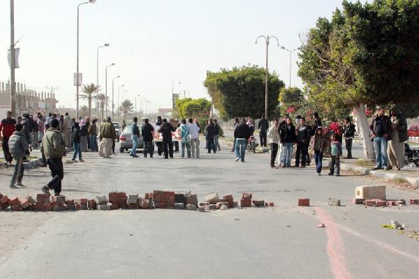 أهالي بالأقصر يقطعون الطريق الغربي لعدم وجود أطباء بمستشفى قريتهم