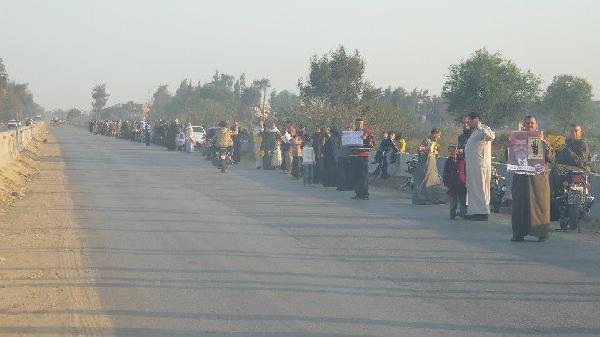 سلسلة بشرية مناهضة للانقلاب العسكري بالشرقية