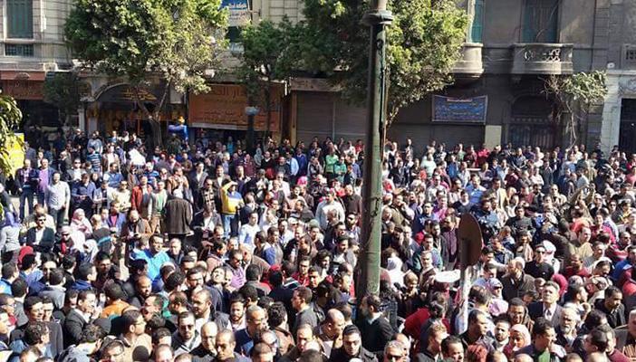 بالصور.. القصر العيني يهتز بهتافات ثورة يناير