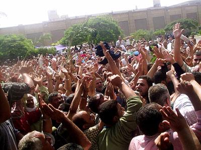 تواصل إضراب عمال المحلة للغزل والنسيج لليوم الرابع