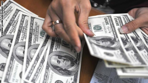 الدولار يواصل الانخفاض.. ويسجل 17.70 جنيهًا بالبنوك