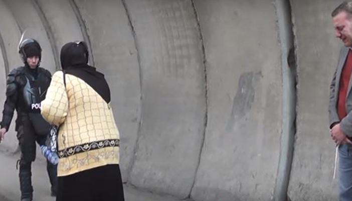 أثناء زيارة السيسي للنواب.. بالفيديو.. سيدة تصرخ: “ارحم ابني يا ريس”