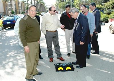 تنفيذ مطبات صناعية وعواكس مرورية بجامعة المنصورة