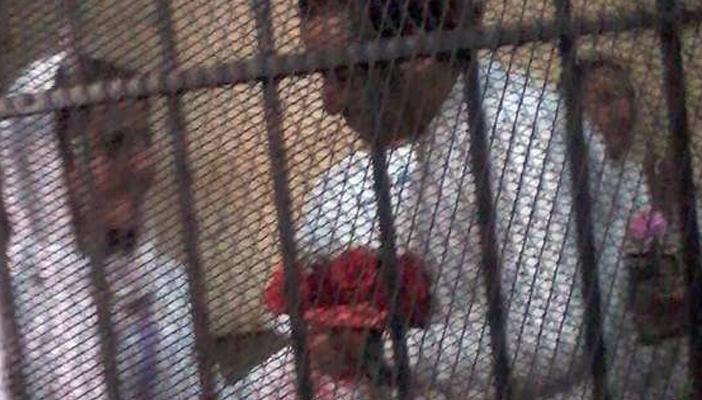 معتقل يهدي زوجته المعتقلة باقة ورد في عيد الحب