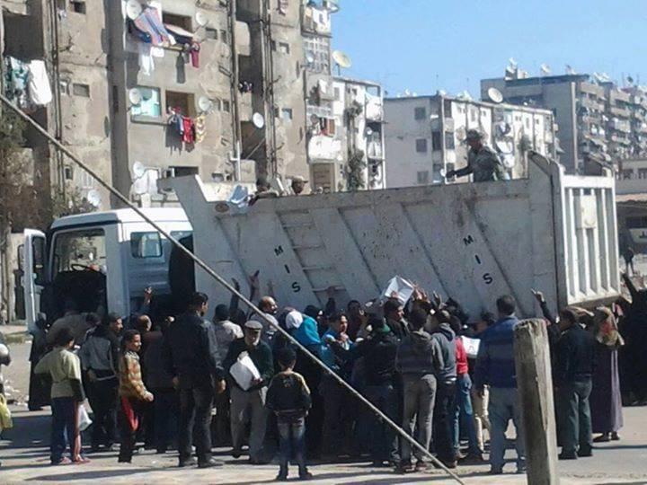 الجيش يوزع المواد الغذائية من عربات القمامة ببورسعيد