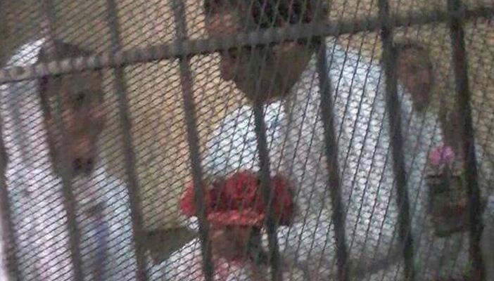 بالصور.. معتقل سياسي يهدي زوجته المعتقلة وردا خلف القطبان